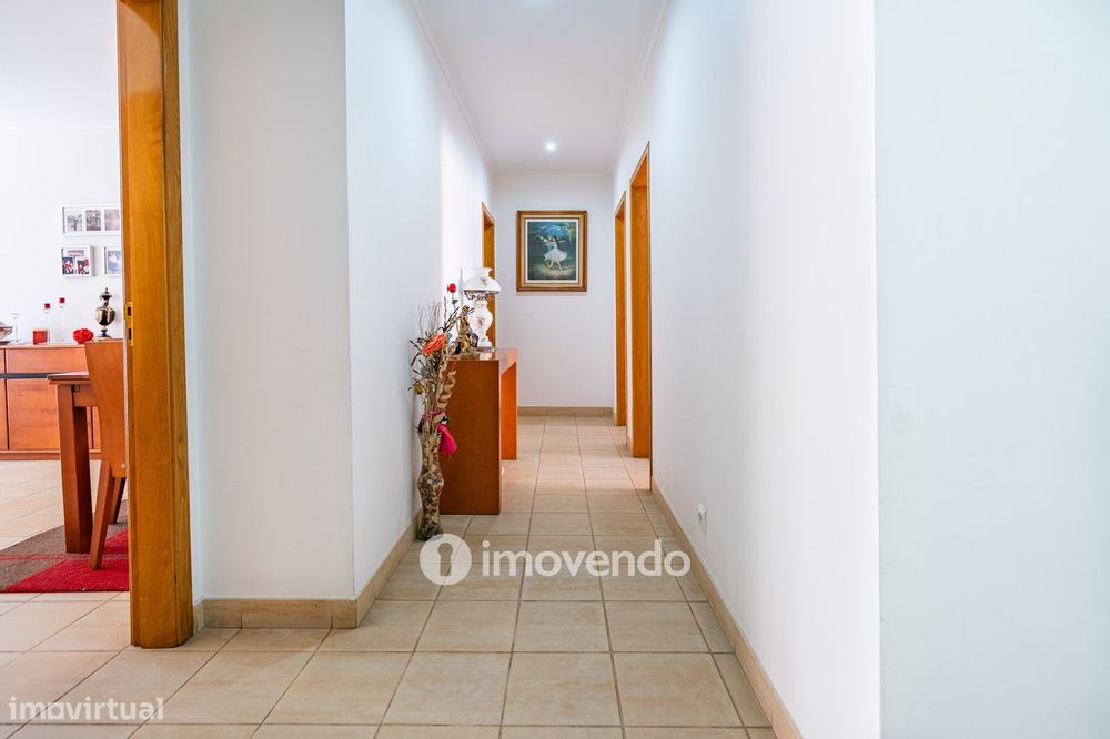 Apartamento T3 com áreas amplas, varandas e arrecadação, em Alverca