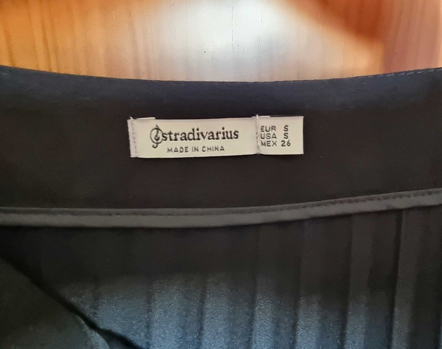Saia preta plissada midi Stradivarius, tamanho S