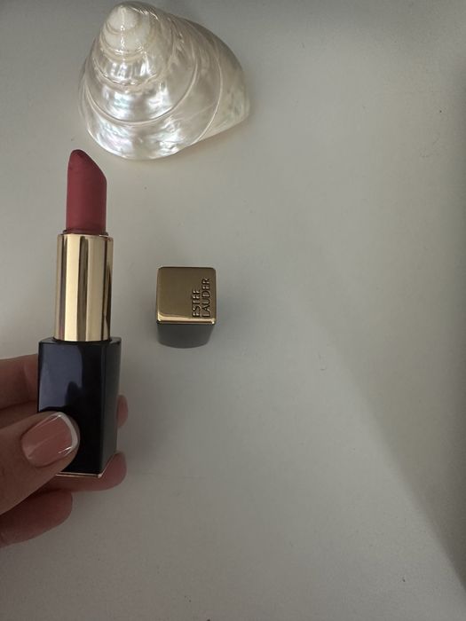 Pomadka Estee Lauder Color Envy w kremowej formule odcien 260 Eccentri
