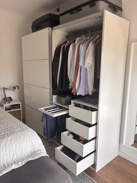 2 roupeiros IKEA PAX 200 cm com portas de correr e interiores