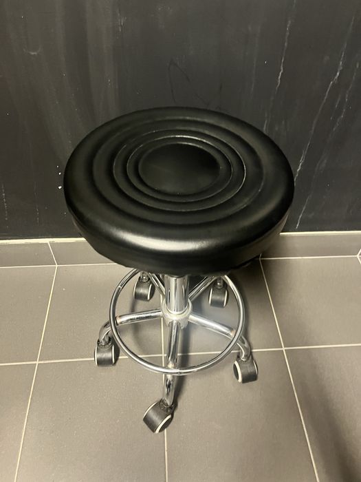 Czarne krzeslo typu hoker, regulowane idealne do uslug kosmetycznych