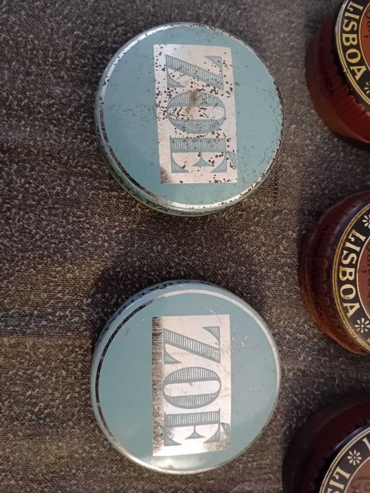 Latas de graxa antigas