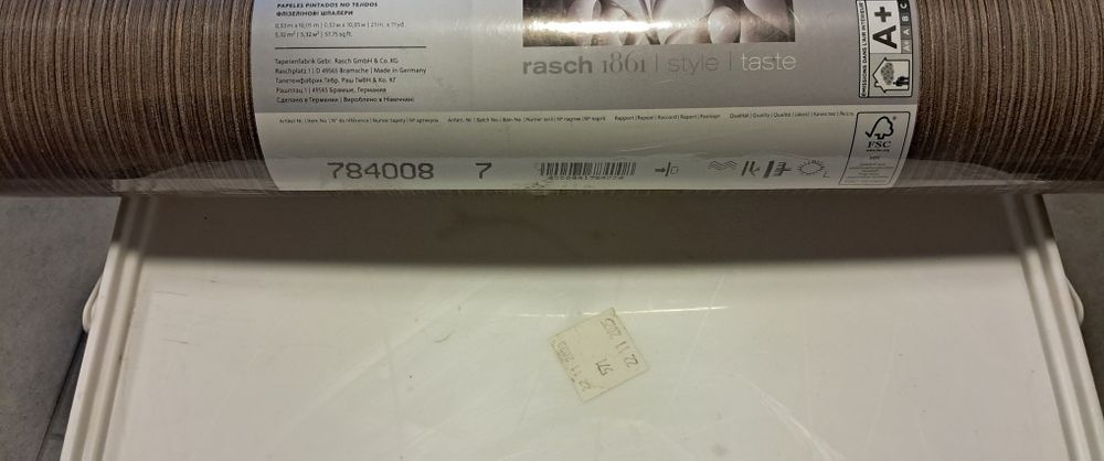 Tapety ścienne pozostałości z remontu