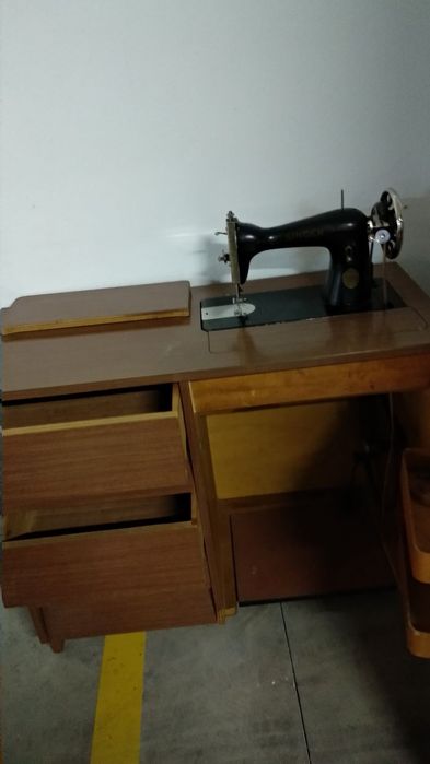 Máquina de costura Singer muito antiga