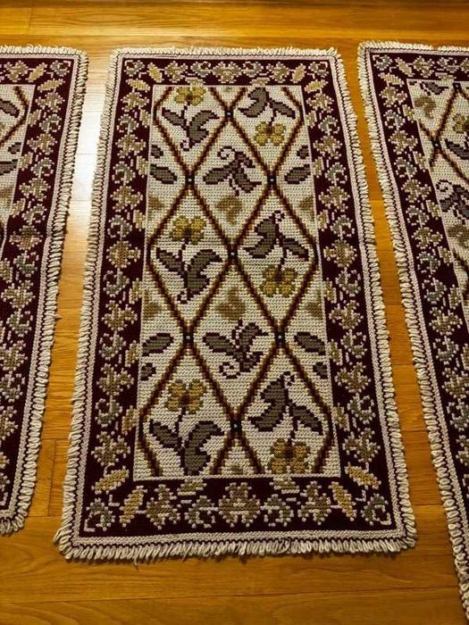 Conjunto 3 Tapetes de Arraiolos em Lã Feitos à Mão – Bordeaux