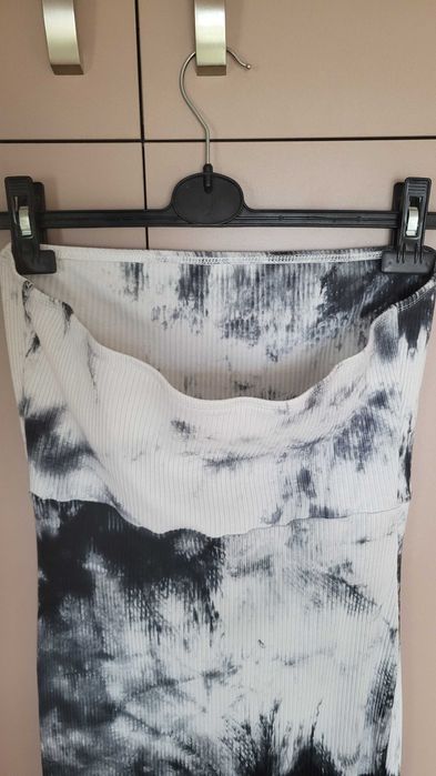 Maxi biało czarna prążkowana sukienka, odkryte ramiona, roz. 38 Shein.