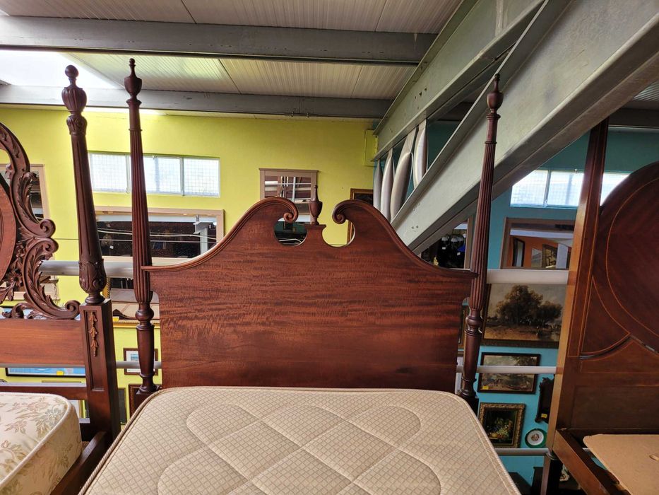 Cama antiga de solteiro em madeira maciça com estrado e