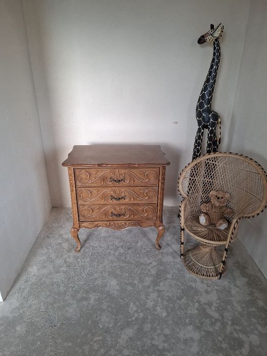 Komoda rzeźbiona na giętych nogach w stylu ludwikowskim stylowa vintage komoda