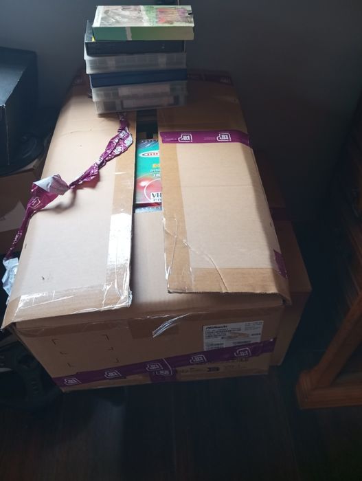 Vendo leitor de VHS com televisão e mais de 100 VHS