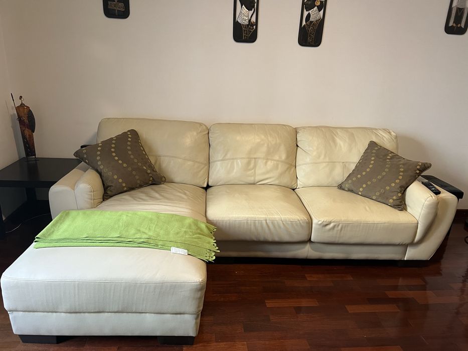 Sofá em Pele Branca com Chaise Longue