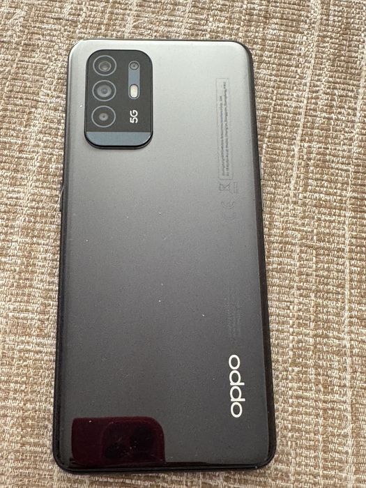 Oppo A94 5G com ecran rachado mas a funcionar