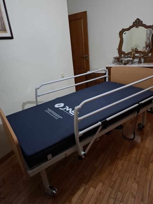 Cama articulada e colchão como novo