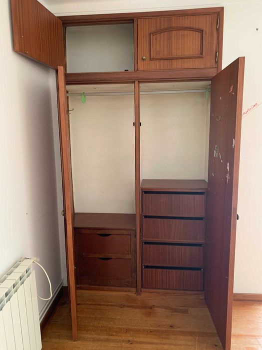 Roupeiro embutido em madeira com portas | 2,65m | boa arrumação