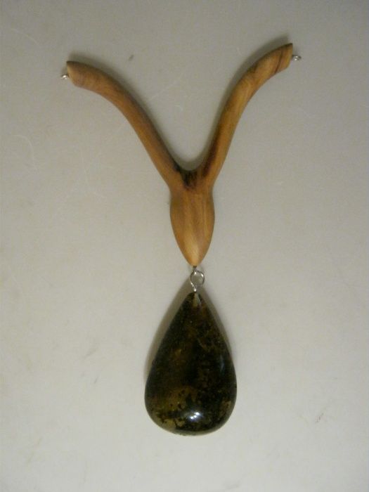 Колье с зеленым янтарем