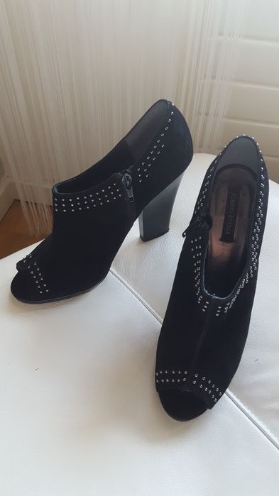 Sapatos como NOVOS pretos camurça com aplicações metal prateados