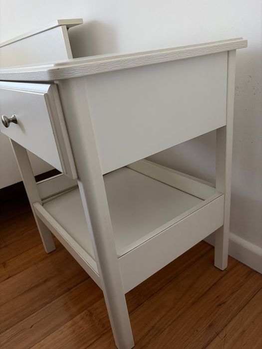 Mesa de cabeceira branca