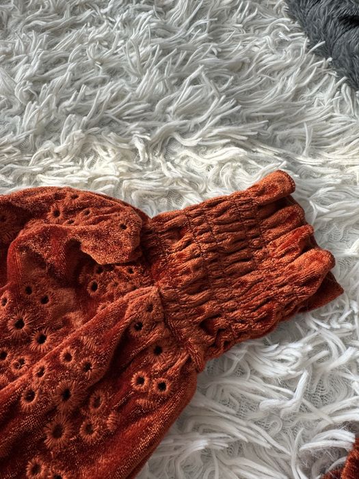 Оксамитове плаття з відкритими плечима та обємними рукавами