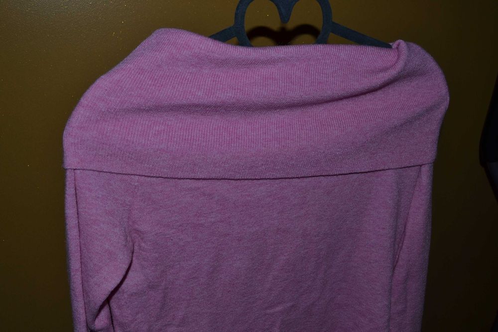 Sweter Primark różowy S 36 zakładany na ramiona
