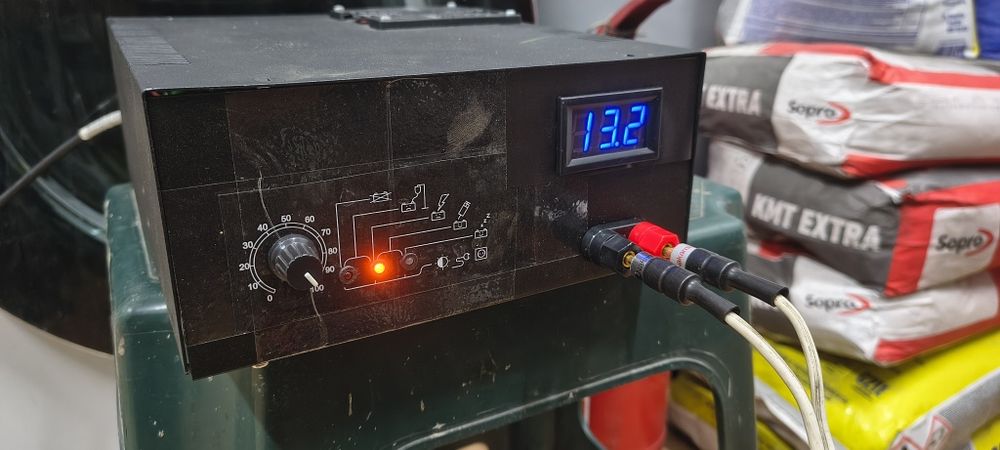 Prostownik ładowarka 12v 10A avt3120