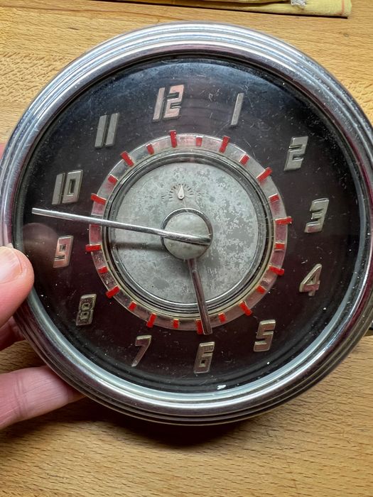 Relógio automóvel antigo