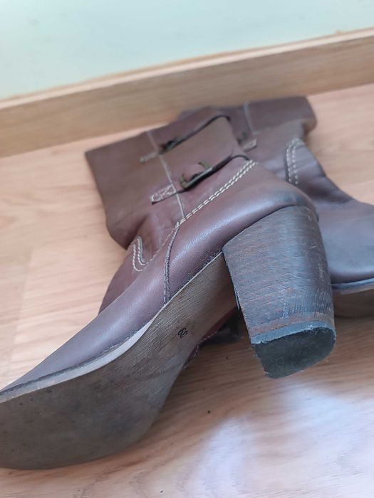 botas castanhas em pele