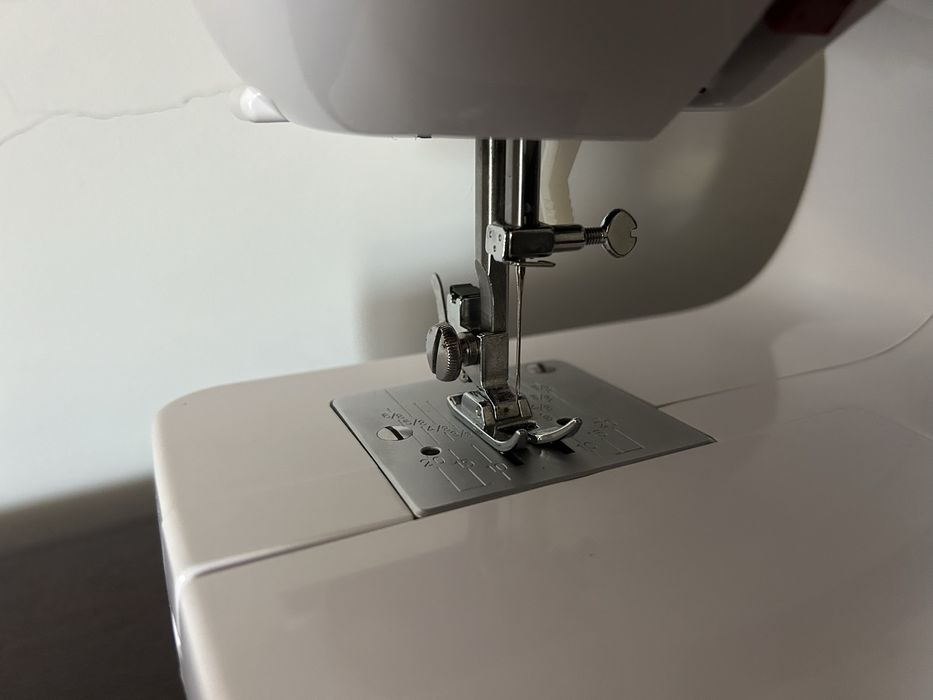 Máquina de Costura Jata Génesis 695