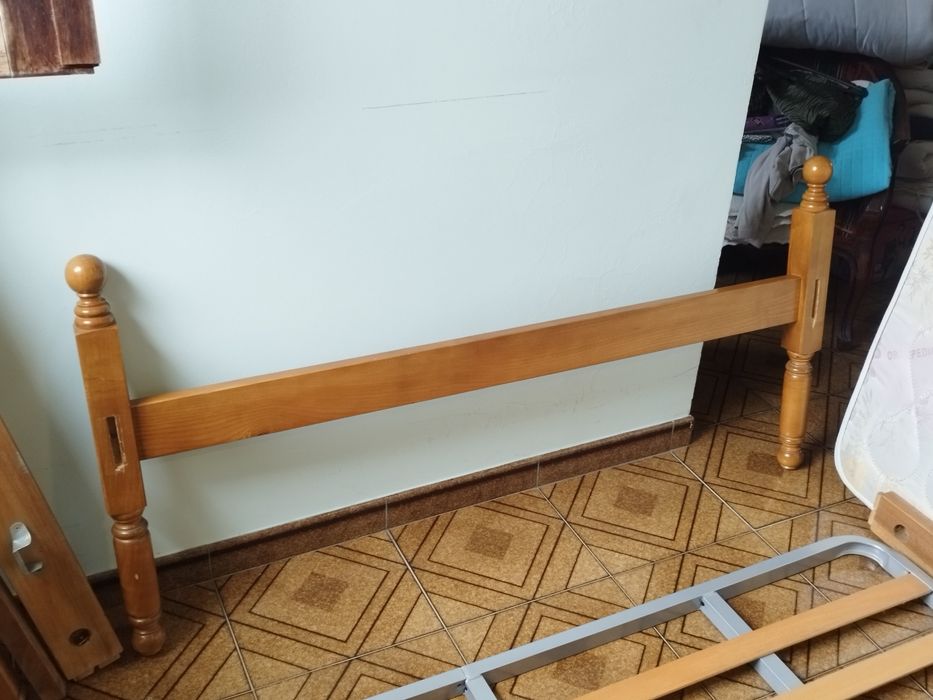 Cama Semi-Nova com Mesas de Cabeceira
