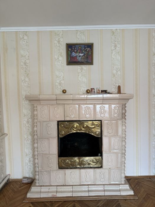 Продаєтья квартира  з діючим камином в центрі смт. Міжгірʼі