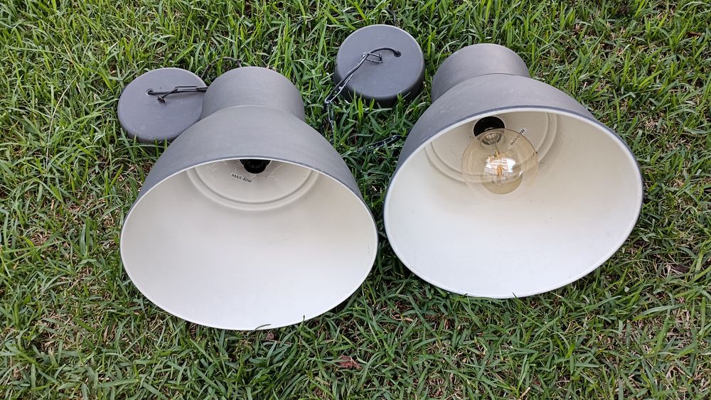 Par de candeeiros suspenso modelo HEKTAR do IKEA.  
​Design: Inspirado em candeeiros
​Acabamento: Metal com revestimento em pó na cor cinzento-escuro/