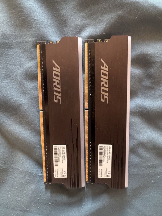 Gigabyte AORUS RGB DDR4 16GB (2x8GB) 3733MHz CL18 – Excelente Estado