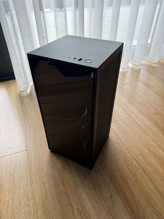NZXT H1 V1 Mini-ITX + AIO mas sem PSU