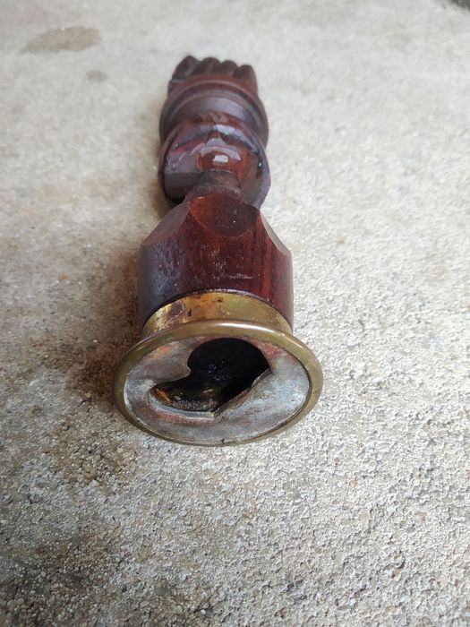 Saca rolhas antigo com base em latão