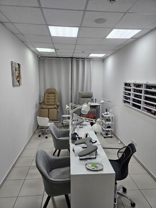 Продам салон краси на позняках. 100кв.Не велика оренда.4 кімнати і хол