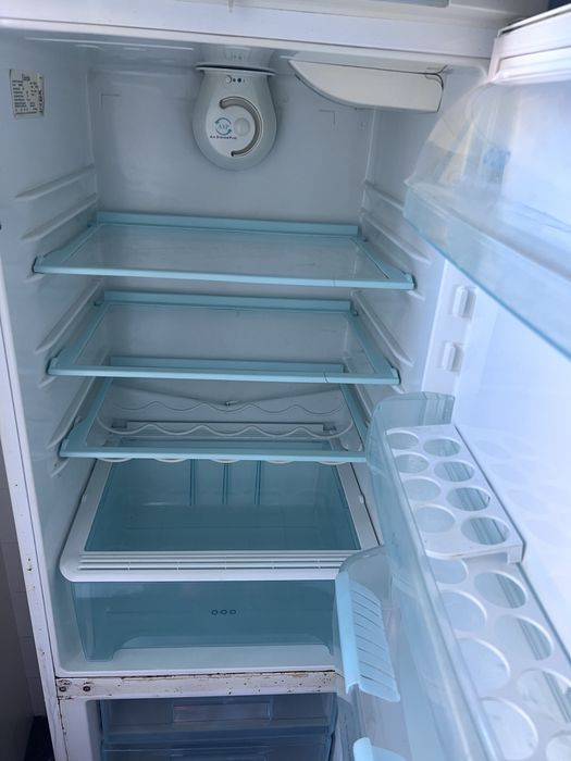 Frigorifico em muito bol estado com bastante arrumacao parteleiras