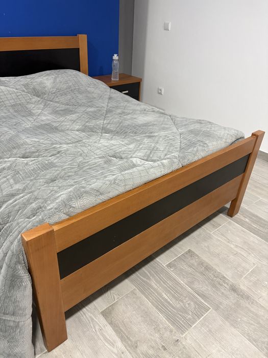 Cama de casal e mesinhas cabeceira