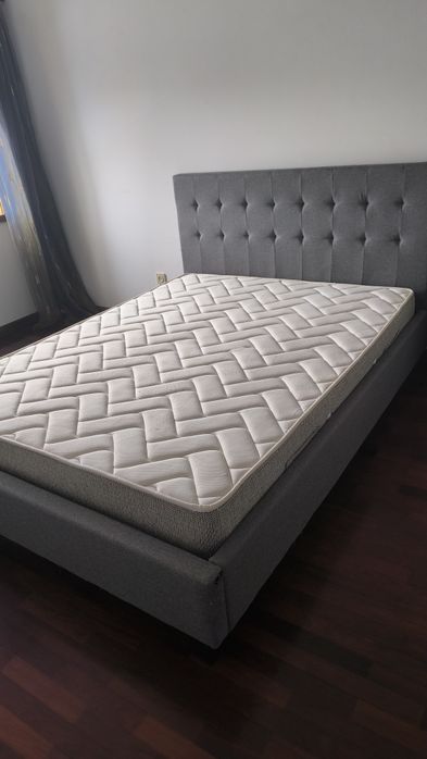 Cama com estrado e colchão
