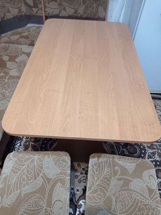 Продам кухонный уголок,стол,две табуретки