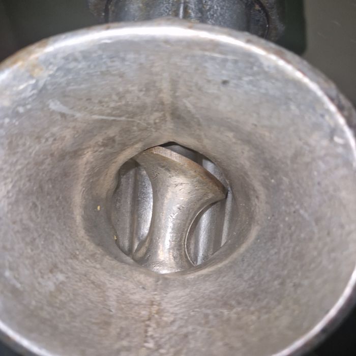 Duza rėczna maszynka do mienia miesa z czasow  prlu