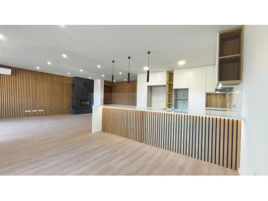 Moradia Geminada T4, com 2 suites
