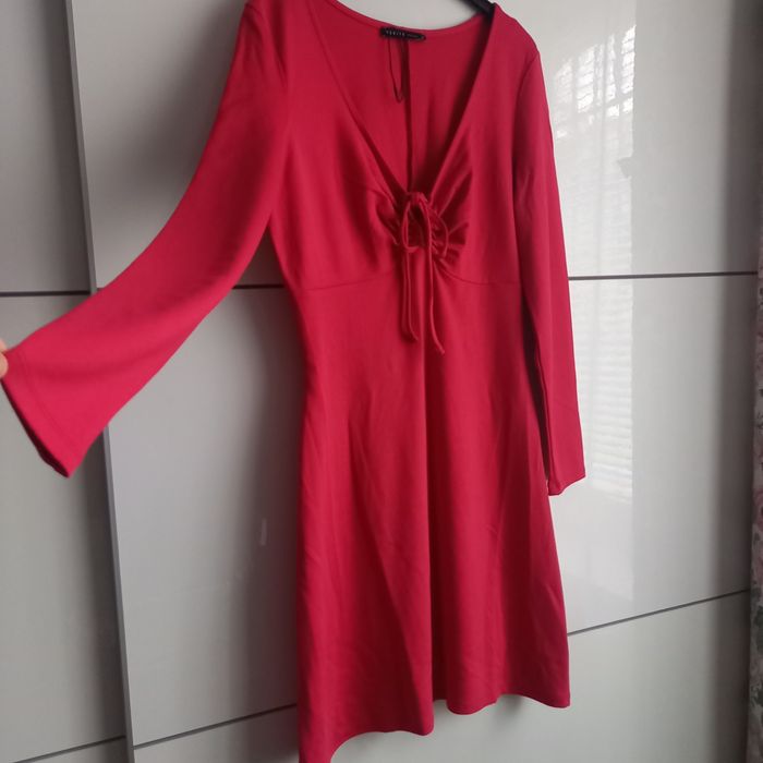 Piękna sukienka czerwona Mohito długie rękawy nowa