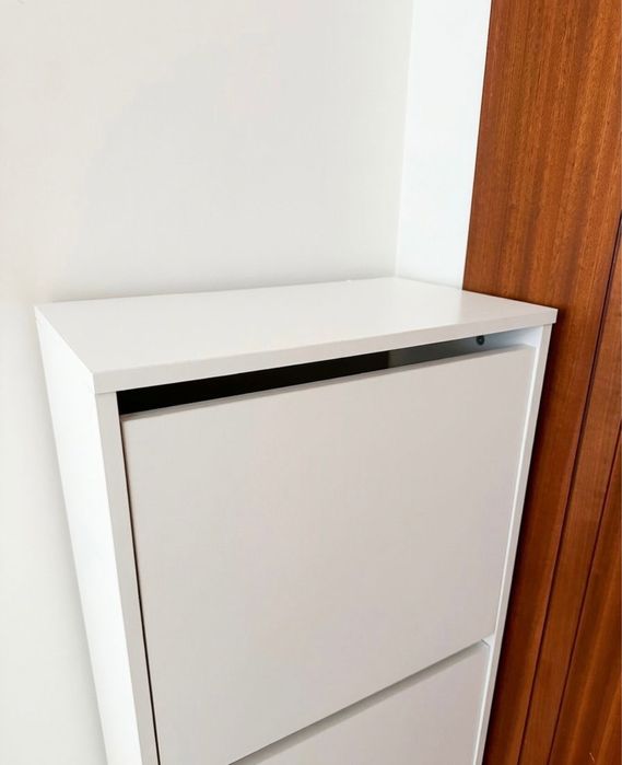 Calçadeira Branca Moderna – Compacta e Funcional