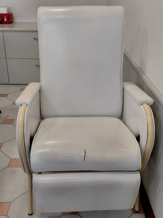 Estética - 2 cadeiras e 2 marquesas - em pele verdadeira