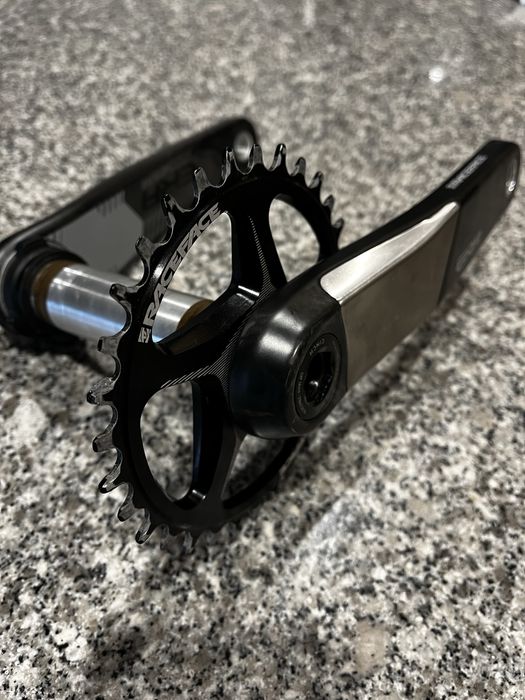 Pedaleiro Carbono Raceface com prato 32 incluido