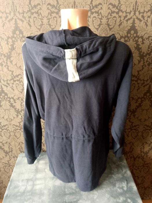 granatowa bluza z kapturem