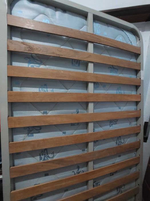 Cama versátil para ambiente compacto