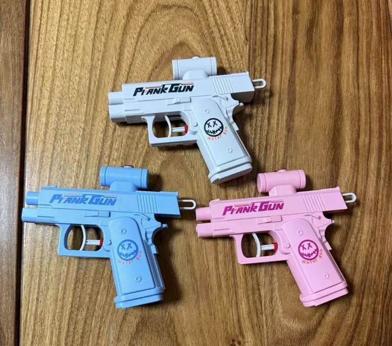 Водний пистолет пранк