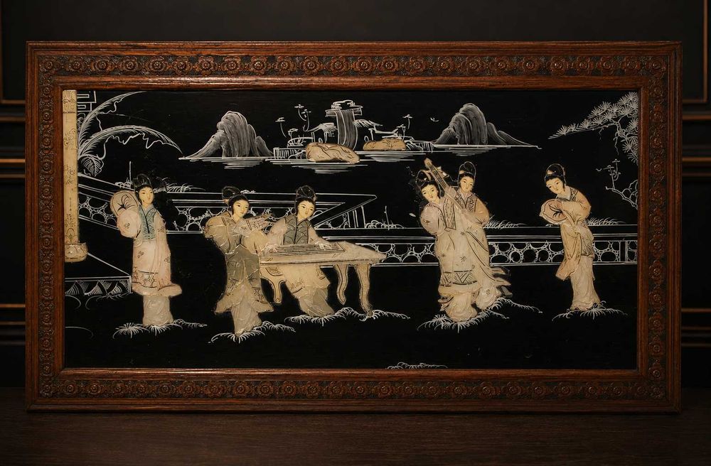 Arca Oriental Antiga em Madeira Entalhada com Painéis Lacados e Madrepérola