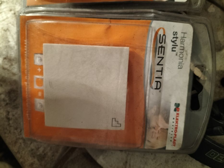 Dwa przełączniki elektryczne na światło