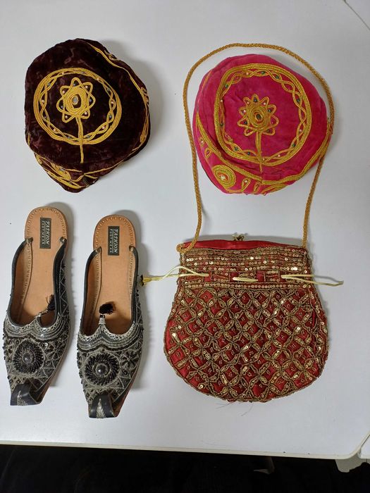 Chapéus muçulmanos, sandálias e bolsa