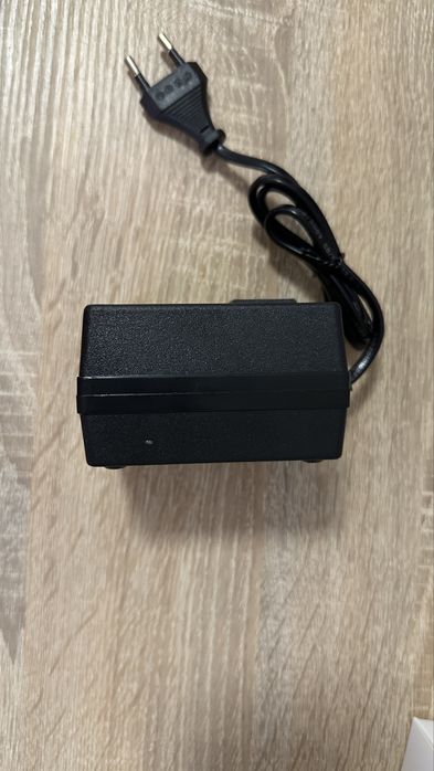 Перетворювач напруги (трансформатор) з 220 на 110 В.